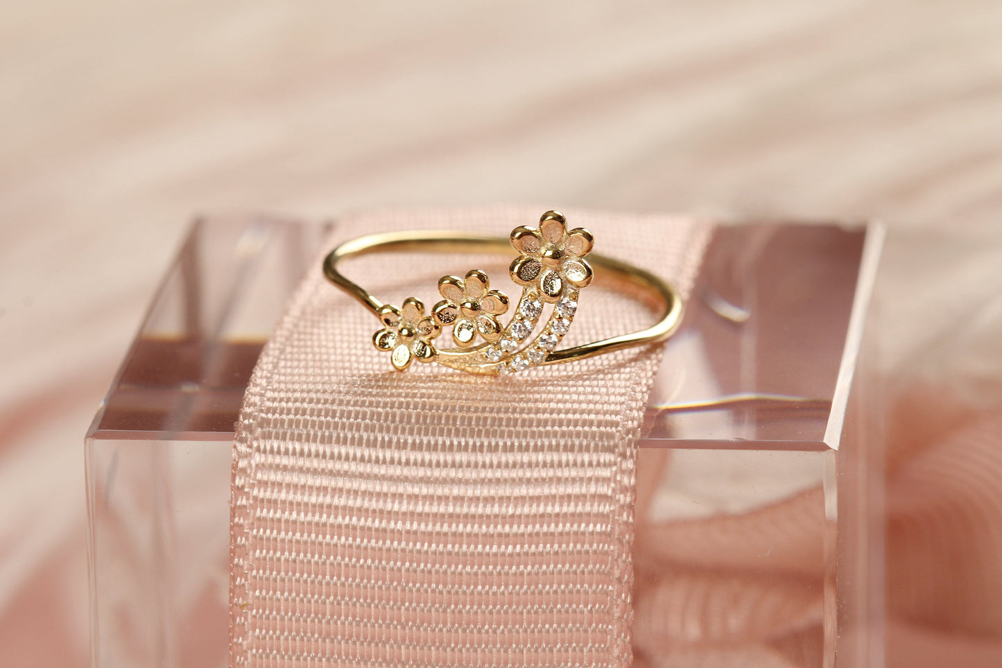 14K Gold Minimalist Flower Diamond Ring - LR02