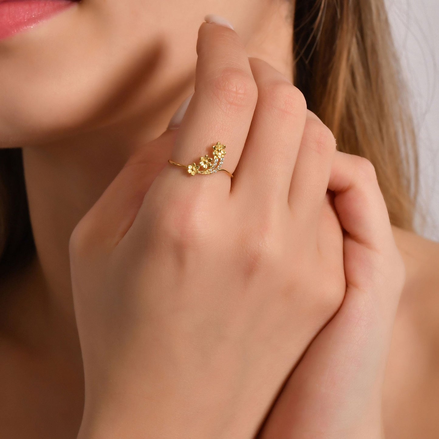 14K Gold Minimalist Flower Diamond Ring - LR02